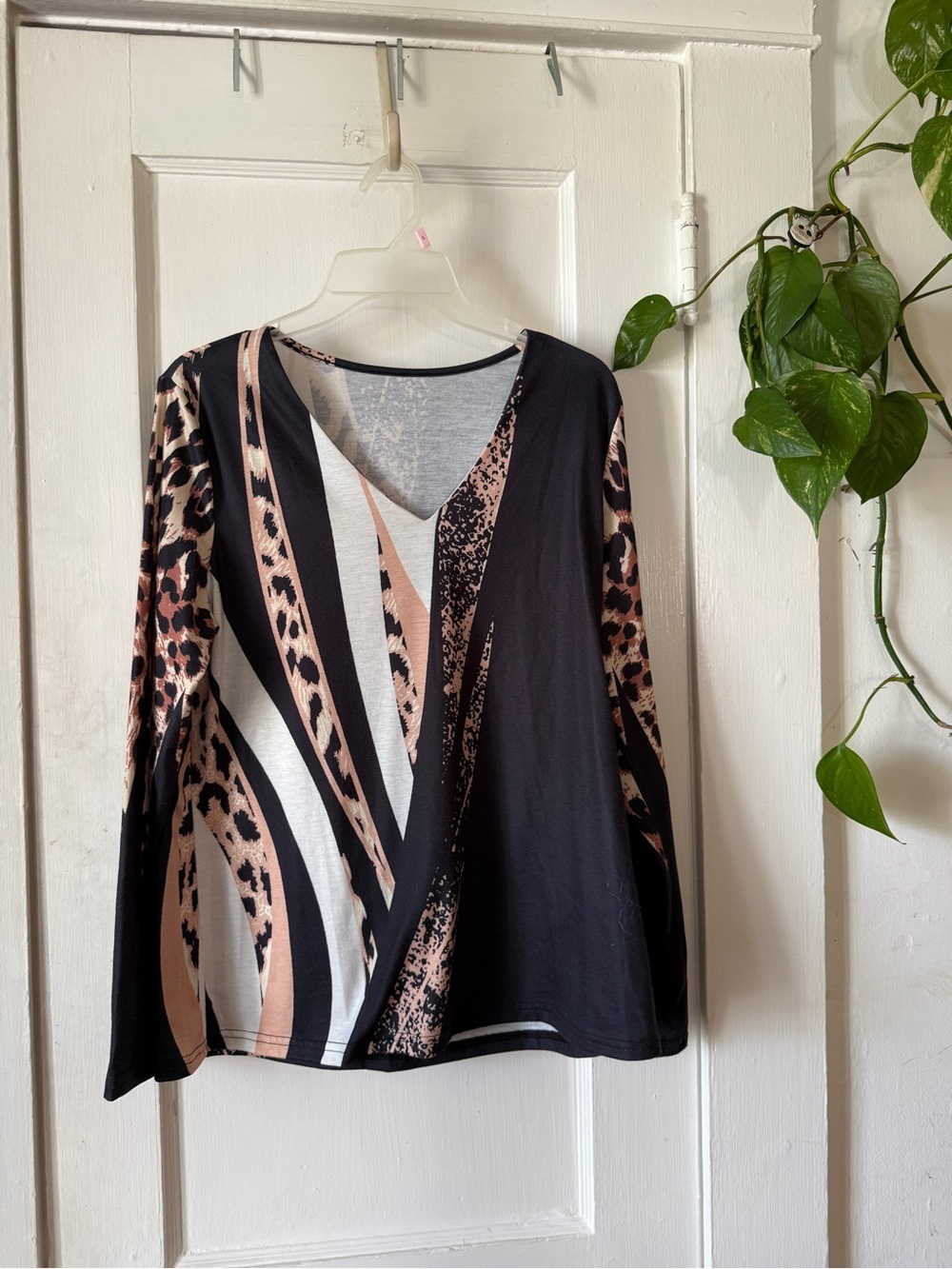 Women’s Long Sleeve V-Neck Print Top - Black & Beige size M
